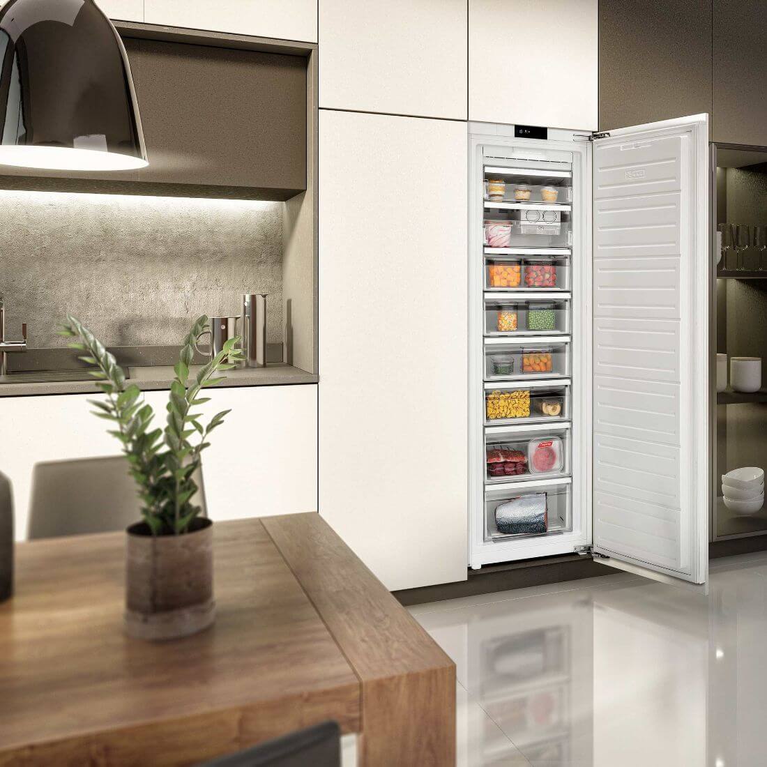 Freezer Tecno de Revestir 221 litros 54cm embutido com porta flush integrado à marcenaria, interior com gavetas organizadas