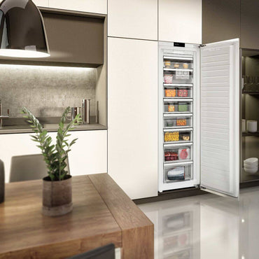 Freezer Tecno de Revestir 221 litros 54cm embutido com porta flush integrado à marcenaria, interior com gavetas organizadas