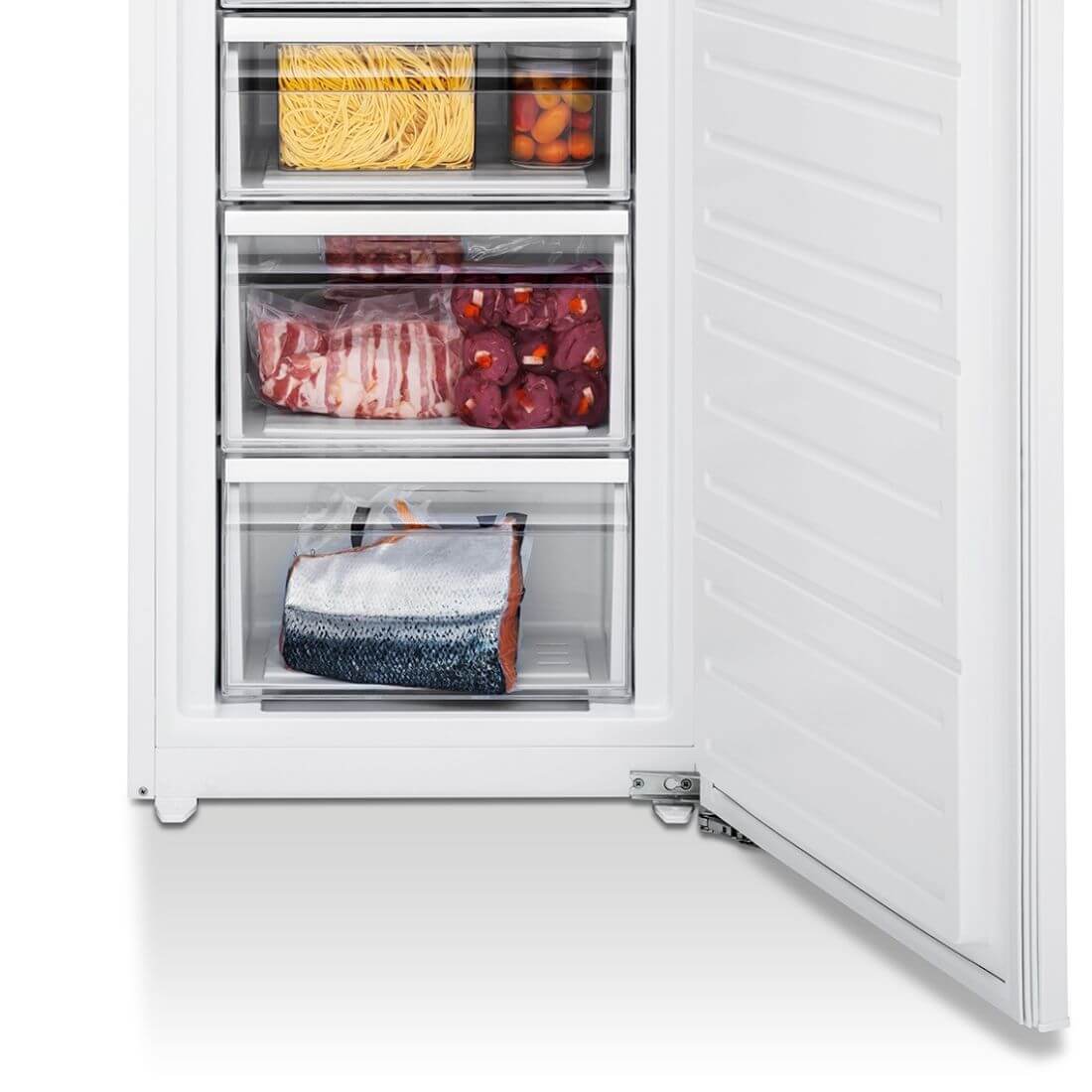 Freezer Tecno de Revestir aberto com gavetas translúcidas mostrando massas, carnes e peixe em interior embutido