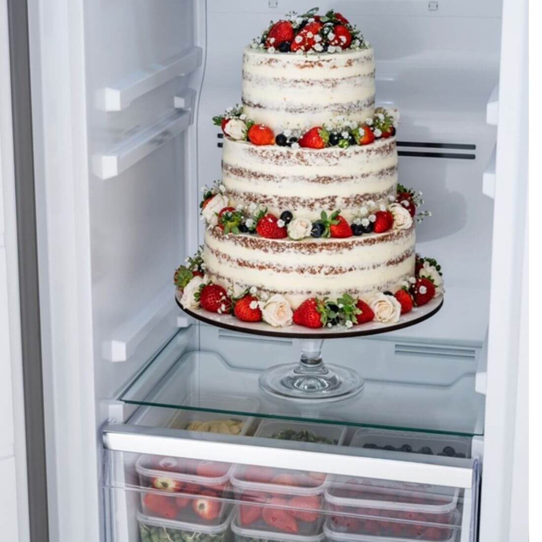 Freezer Tecno de Revestir com bolo de casamento decorado em camadas dentro do freezer embutido 221 Litros 54cm