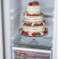 Freezer Tecno de Revestir com bolo de casamento decorado em camadas dentro do freezer embutido 221 Litros 54cm
