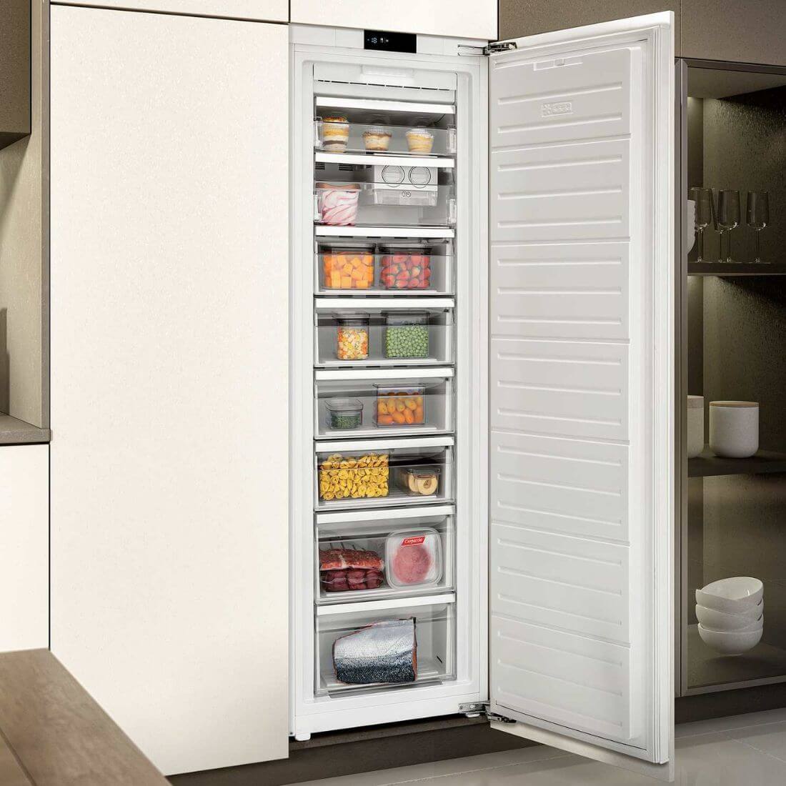 Freezer Tecno de Revestir embutido 221L 54cm com gavetas transparentes e porta flush integrada à marcenaria