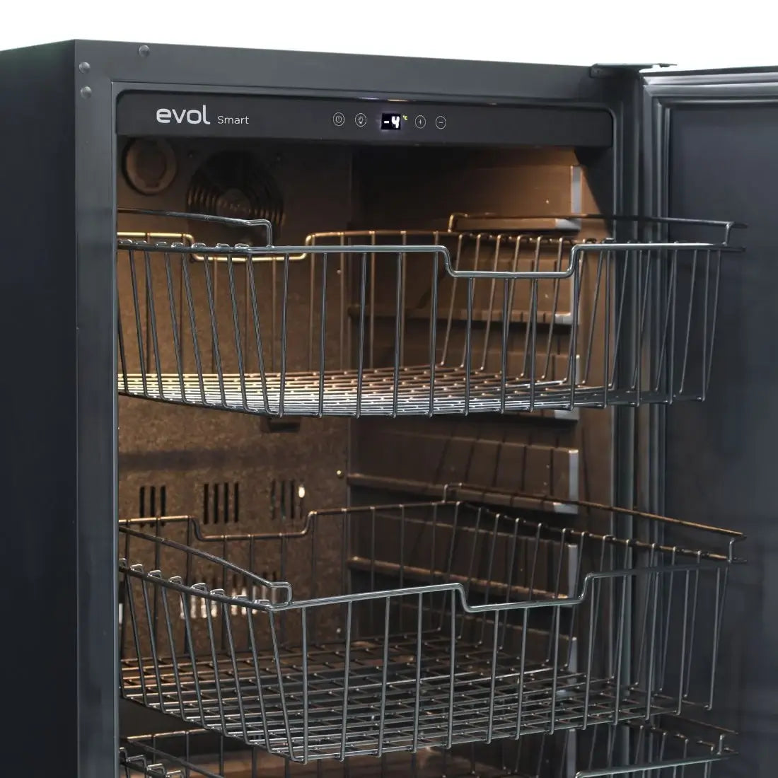 Freezer Evol Smart 142 Litros Inox 60cm: Freezer de embutir em inox com porta aberta, gavetas em cestos metálicos e painel digital touch
