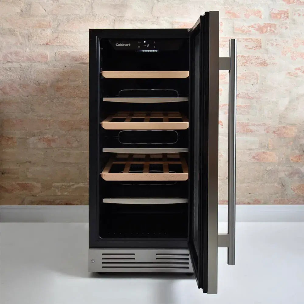 Cervejeira de embutir Cuisinart Arkton Inox 38cm 220V: frigobar de embutir inox com porta de vidro reversível, prateleiras de madeira e iluminação interna