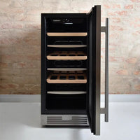 Cervejeira de embutir Cuisinart Arkton Inox 38cm 220V: frigobar de embutir inox com porta de vidro reversível, prateleiras de madeira e iluminação interna