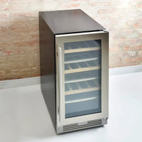 Cuisinart cervejeira 38cm inox - Cervejeira de embutir Cuisinart Arkton Inox 38cm 220V com porta de vidro, prateleiras e design para embutir