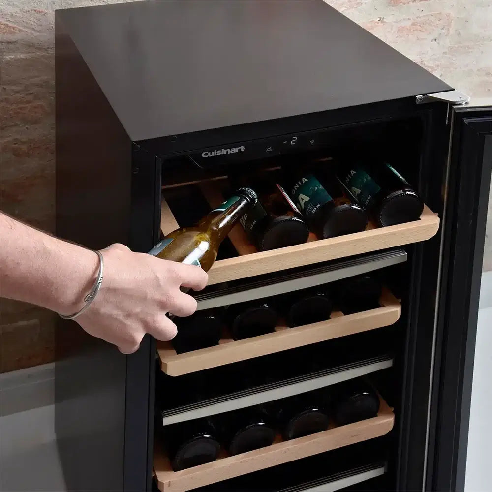 Cervejeira de embutir Cuisinart Arkton Inox 38cm 220V - frigobar de embutir preto com prateleiras em madeira, porta vidro e interior iluminado