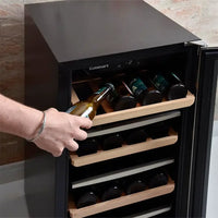 Cervejeira de embutir Cuisinart Arkton Inox 38cm 220V - frigobar de embutir preto com prateleiras em madeira, porta vidro e interior iluminado