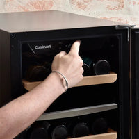 Cervejeira de embutir Cuisinart Arkton Inox 38cm 220V - frigobar de embutir preto com porta de vidro, prateleiras de madeira e painel touch