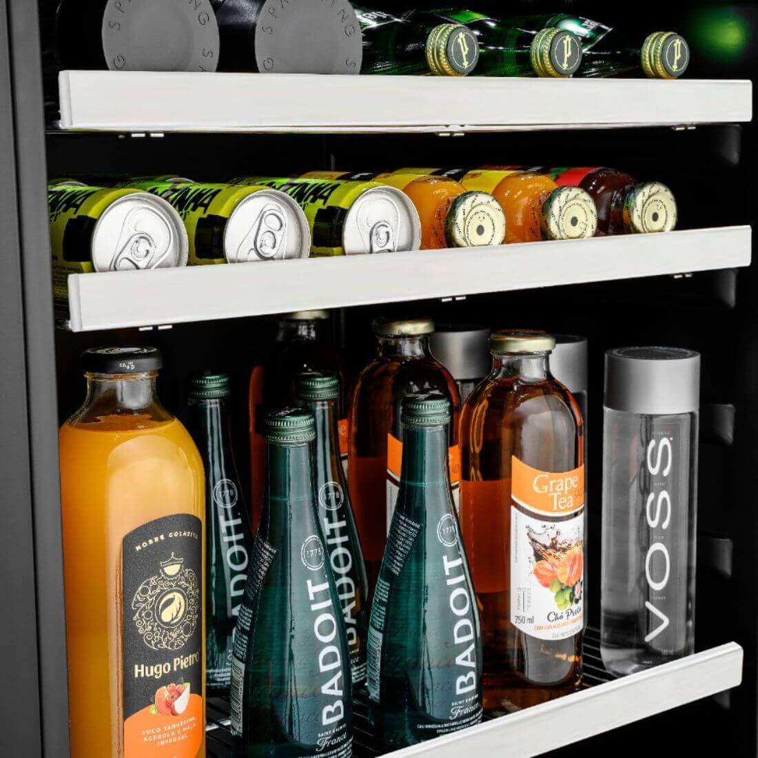 Frigobar Tecno Professional 136 Litros Inox 60cm com prateleiras em aço, interior iluminado e porta de vidro mostrando bebidas organizadas