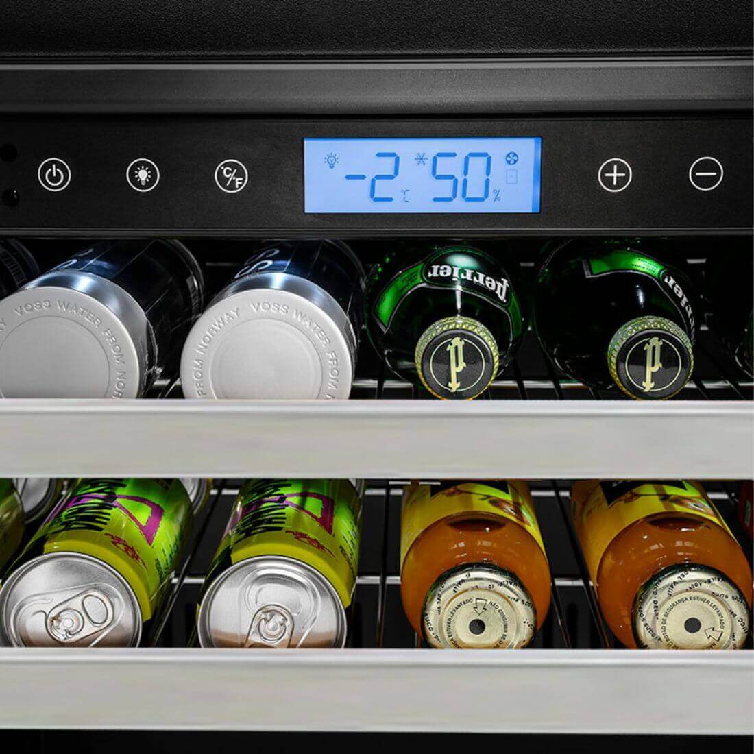 Frigobar Tecno Professional 136 Litros Inox 60cm com prateleiras de aço, porta inox, painel digital e garrafas e latas visíveis