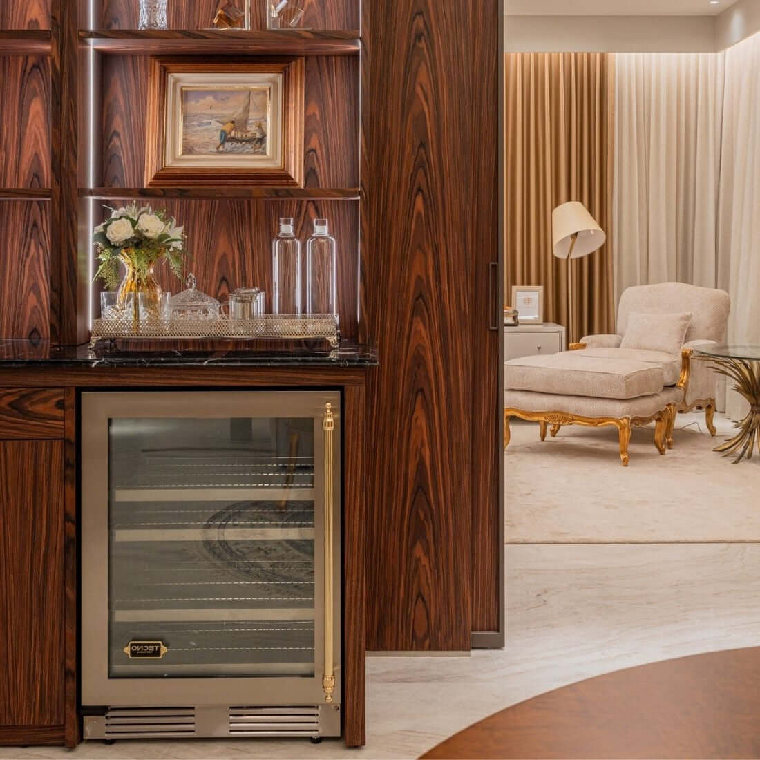 Frigobar Tecno Vintage 136 Litros Inox 60cm em inox com porta de vidro, prateleiras metálicas e acabamento sofisticado embutido