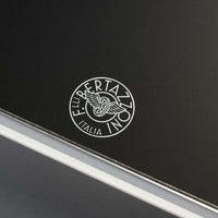 Gaveta Aquecida Bertazzoni Master 10 Serviços Inox 76cm mostrando logo Bertazzoni em detalhe no inox escovado com acabamento e puxador tubular