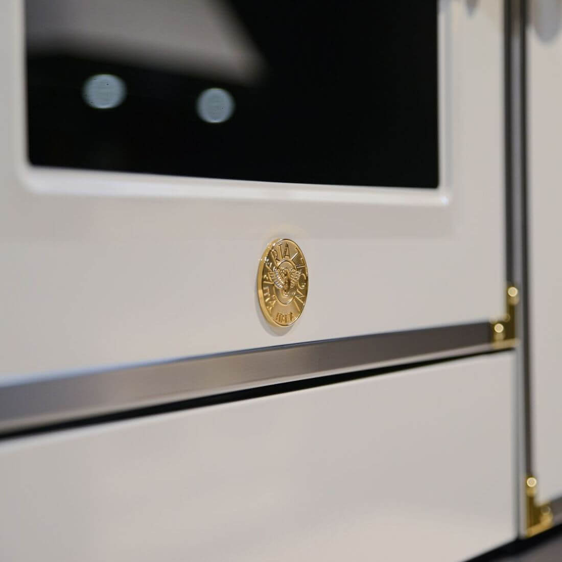 Gaveta Aquecida Bertazzoni Heritage 4 Serviços Marfim 60cm em marfim com acabamento inox escovado, puxador discreto e detalhes dourados