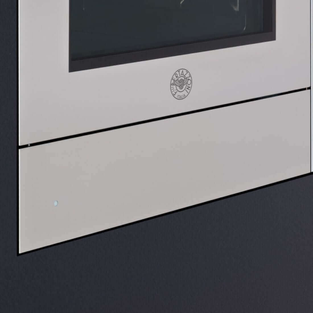 Gaveta Aquecida Bertazzoni Heritage 4 Serviços Inox 60cm em inox escovado com puxador discreto e painel touch, design de embutir