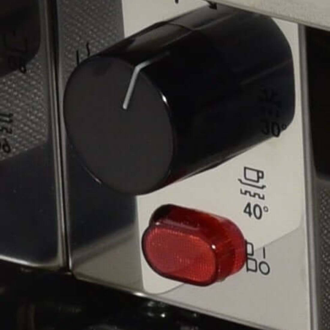 Gaveta Aquecida Bertazzoni Master 10 Serviços Inox 76cm: detalhe do painel inox com botão giratório preto e indicador luminoso vermelho