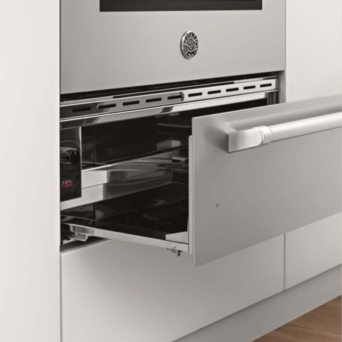 Gaveta Aquecida Bertazzoni Master 10 Serviços Inox 76cm em inox escovado de embutir com puxador tubular e interior ventilado, porta aberta