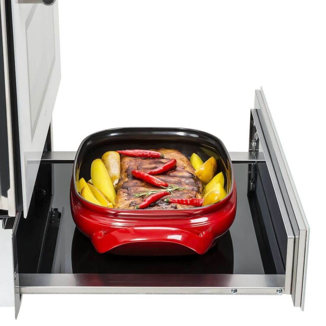 Gaveta Aquecida Bertazzoni Master 10 Serviços Inox 76cm em inox escovado, gaveta aquecida de embutir com puxador tubular e interior aberto mostrando travessa com alimento