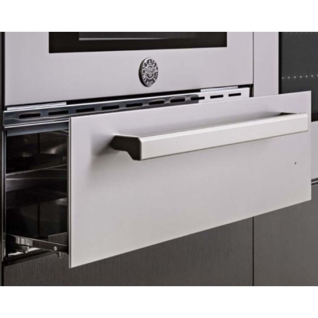 Gaveta Aquecida Bertazzoni Professional 10 Serviços Inox 76cm em inox escovado, puxador retangular e design de embutir sob forno