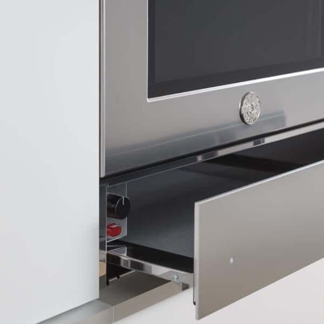 Gaveta Aquecida Bertazzoni Professional 4 Serviços Inox 60cm em inox escovado embutida com puxador discreto e painel touch