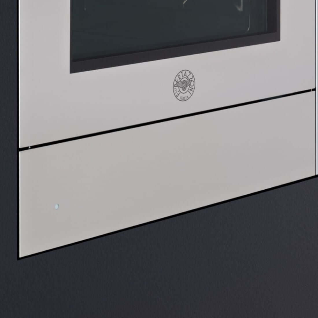 Gaveta Aquecida Bertazzoni Professional 4 Serviços Inox 60cm em inox escovado com puxador discreto e painel touch para embutir