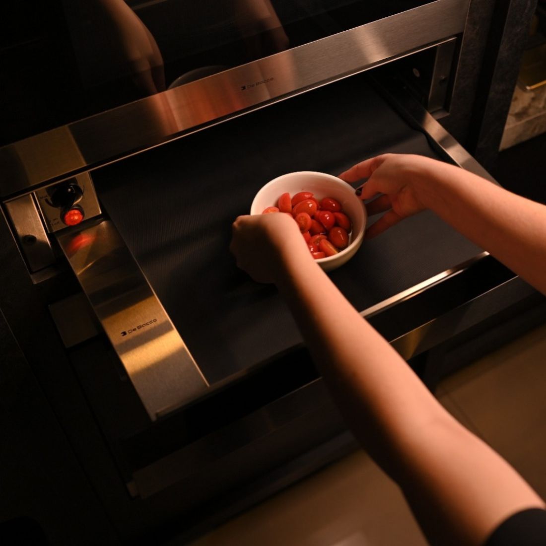 Gaveta Aquecida Debacco Montreal Inox e Vidro 60cm em inox com vidro, puxador discreto e painel de controle, gaveta de aquecimento embutida