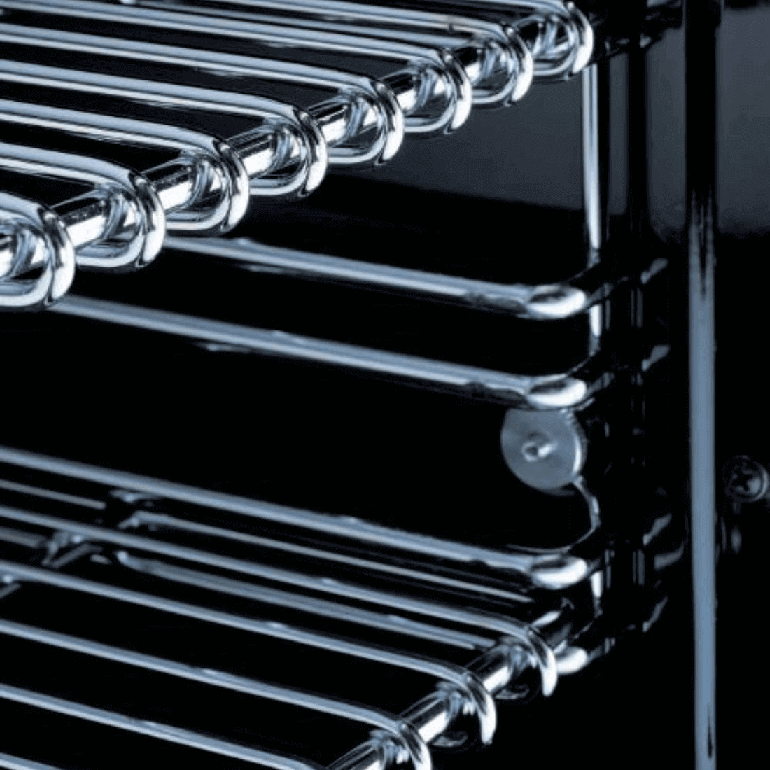 Prateleiras de aço inox do forno elétrico Bertazzoni, ideal para otimizar espaço e eficiência culinária.