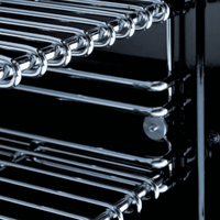 Prateleiras de aço inox do forno elétrico Bertazzoni, ideal para otimizar espaço e eficiência culinária.