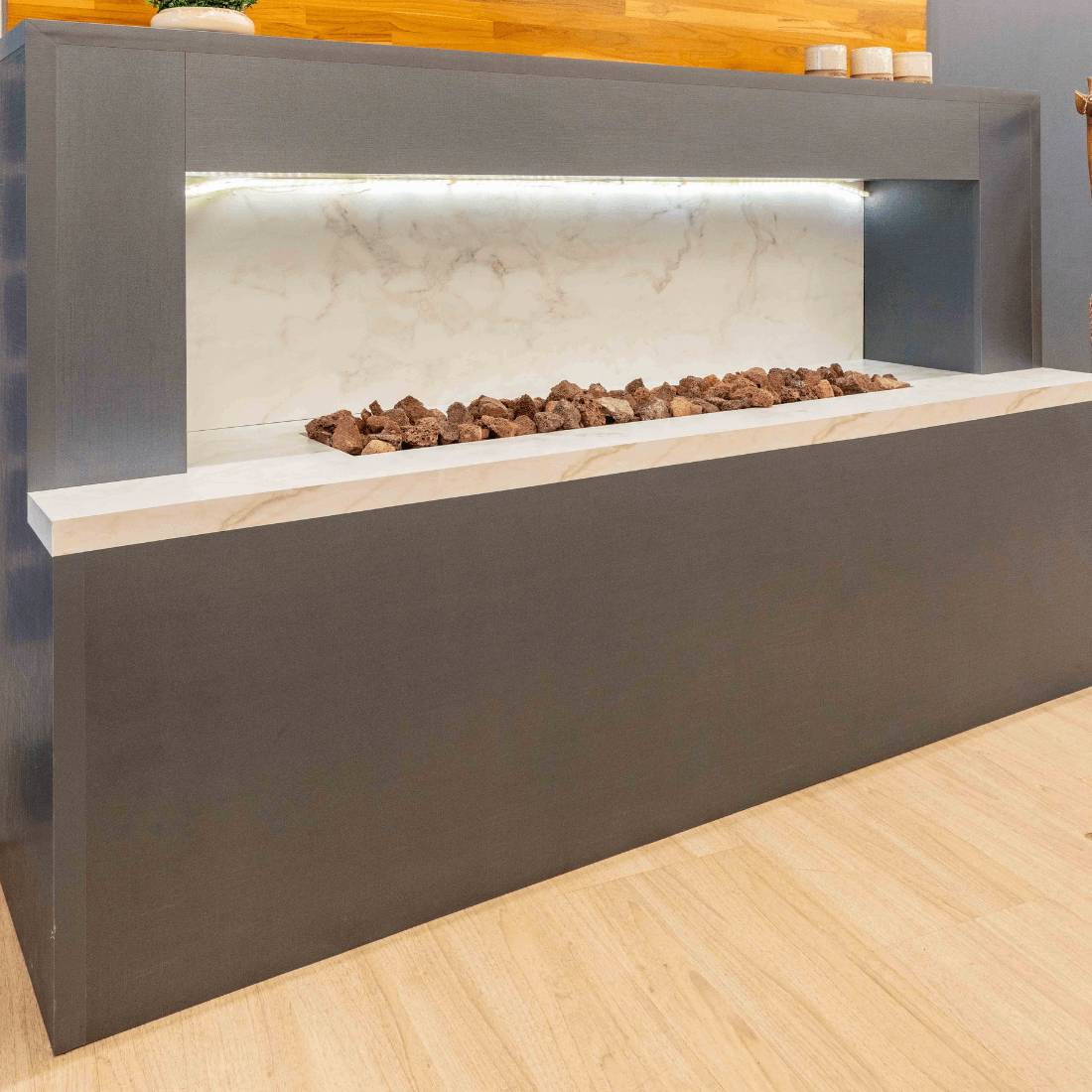 Lareira a Gás com Pedra Vulcânica Acionamento Controle Remoto e Smart LCZ PV - 60cm a 180cm LCZ PV lareira a gás de embutir com acabamento em pedra e vidro frontal, controle remoto