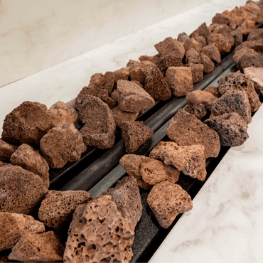 Lareira a Gás com Pedra Vulcânica Acionamento Controle Remoto e Smart LCZ PV - 60cm a 180cm: detalhe das pedras vulcânicas sobre queimador embutido com vidro frontal