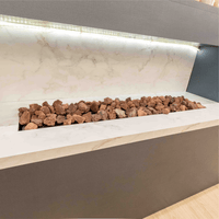 Lareira a Gás com Pedra Vulcânica Acionamento Controle Remoto e Smart LCZ PV - 60cm a 180cm mostrando lareira a gás de embutir com pedras vulcânicas, vidro frontal e acabamento em mármore