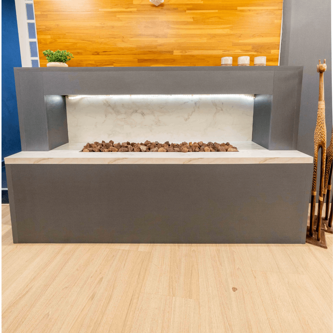 Lareira a Gás com Pedra Vulcânica Acionamento Controle Remoto e Smart LCZ PV - 60cm a 180cm: lareira a gás de embutir com pedra vulcânica, vidro frontal e controle remoto