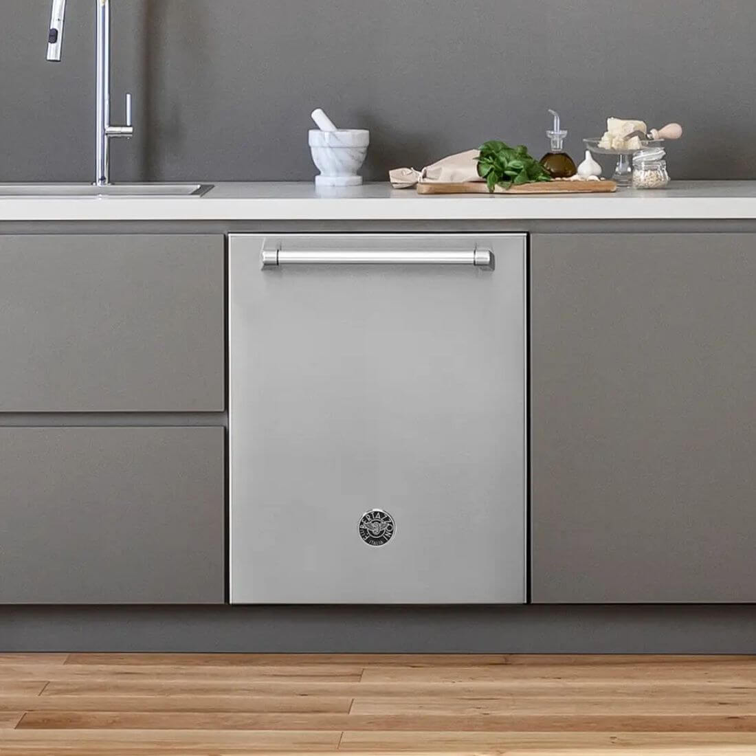 Lava-Louças Bertazzoni Master 14 Serviços Inox 60cm em inox ante manchas embutida com puxador tubular e painel discreto integrada