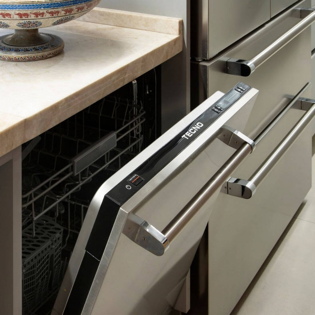 Lava-Louças Tecno Professional 14 serviços Inox 60cm — lava louças de embutir em inox com painel frontal slim, puxador tubular e 2 cestos internos