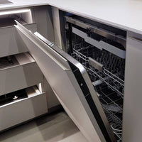 Lava-Louças Evol embutida 60cm com porta para revestir aberta mostrando 3 cestos e interior inox