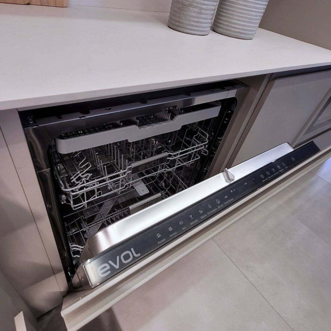 Lava-Louças Evol embutida 60cm com porta para revestir aberta, interior com 3 cestos e painel de controle inox