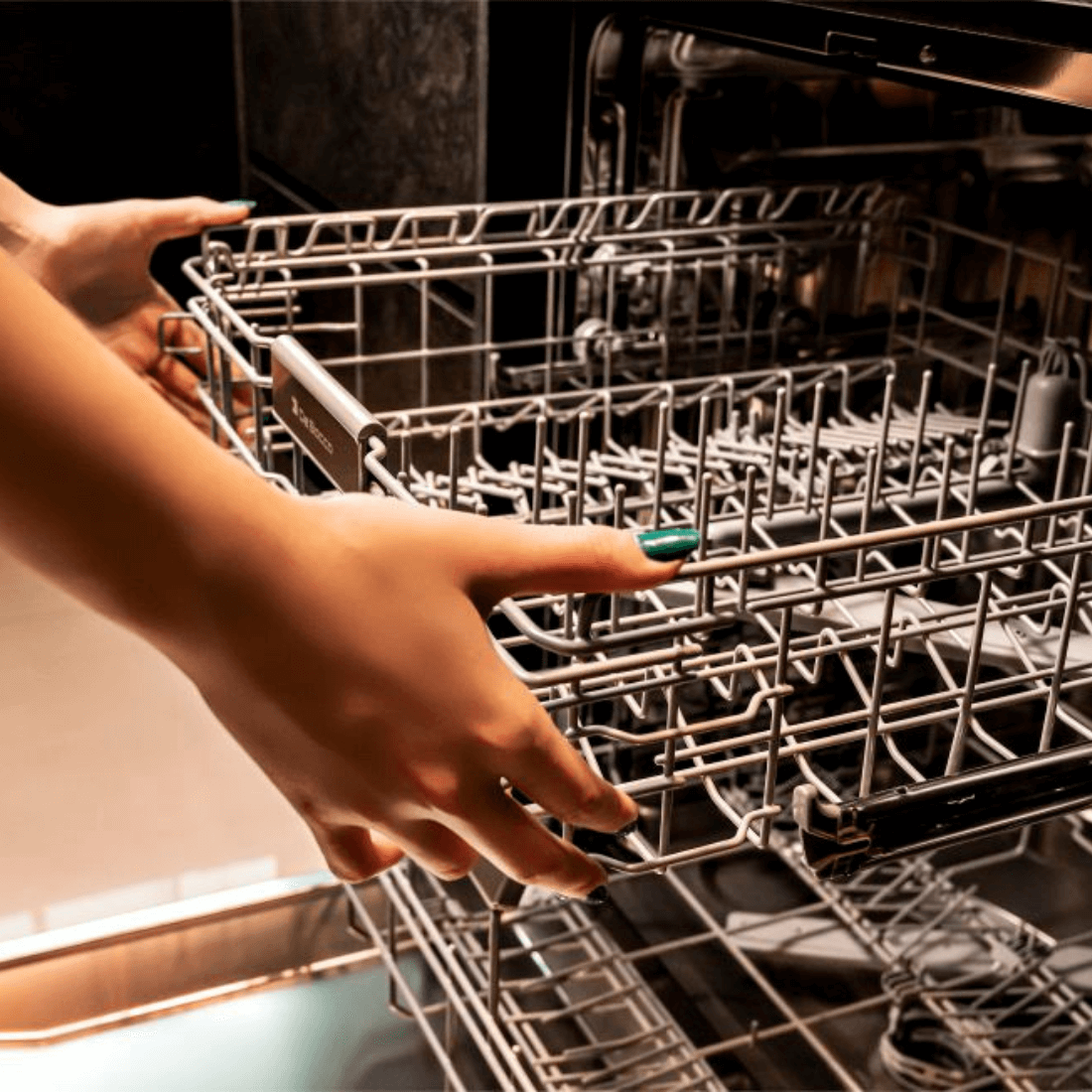 Lava-Louças Debacco Porta para Revestir 14 Serviços 60cm: máquina de lavar louça integrada em inox com painel discreto e 3 cestos visíveis