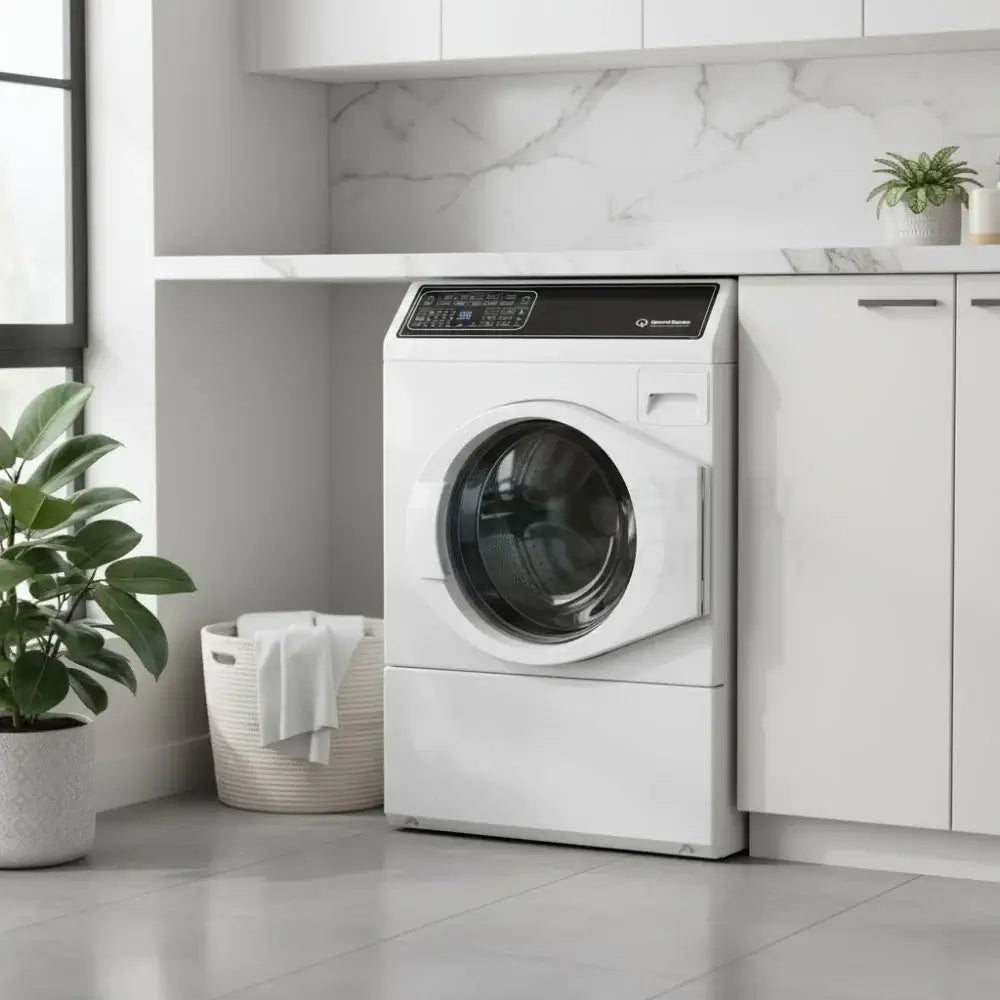 Lavadora de Roupas Speed Queen 10,5 Kg Branca AFNE9B em ambiente moderno com plantas ao redor.