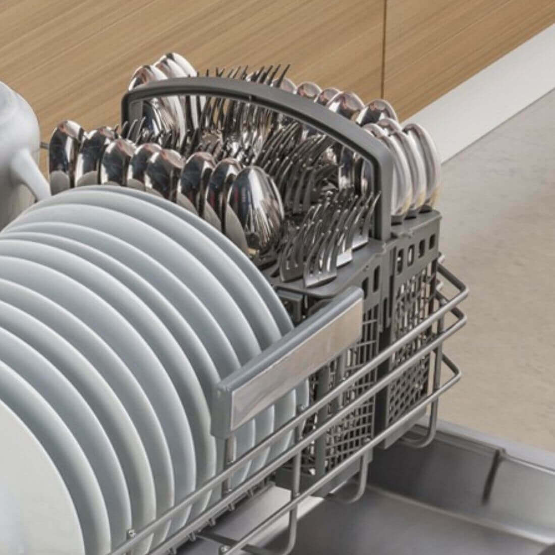 Lava-Louças Bertazzoni Master 14 Serviços Inox 60cm - lava louças de embutir com cesto inferior exibindo pratos, talheres organizados e acabamento inox