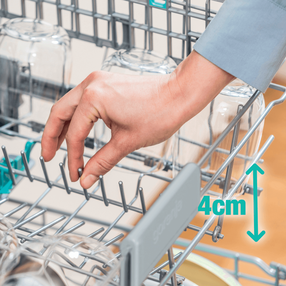 Lava-Louças Gorenje Porta para Revestir 16 Serviços com Wi-fi 60cm mostrada aberta, interior inox, 3 cestos e ajuste de altura do cesto