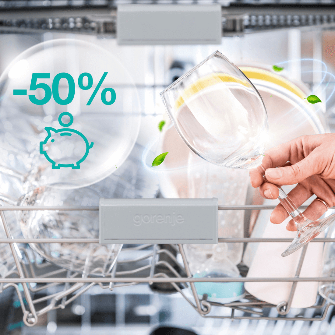 Lava-Louças Gorenje Porta para Revestir 16 Serviços com Wi-fi 60cm — lava louças de embutir inox com painel integrado e 3 cestos, taça sendo colocada