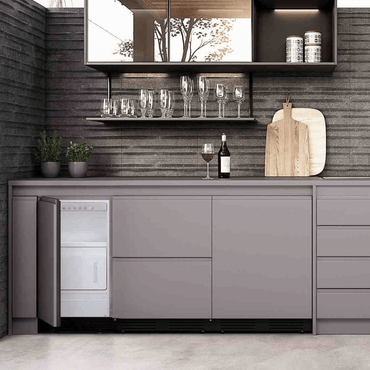 Cozinha moderna com guarda-roupa embutido, máquina de gelo e itens decorativos elegantes.