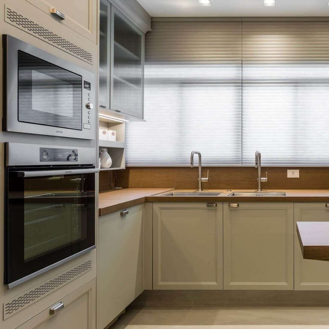 Forno Gorenje Combinado com Micro-ondas 32 Litros Inox 60cm em inox embutido na cozinha, painel digital e porta de vidro preto