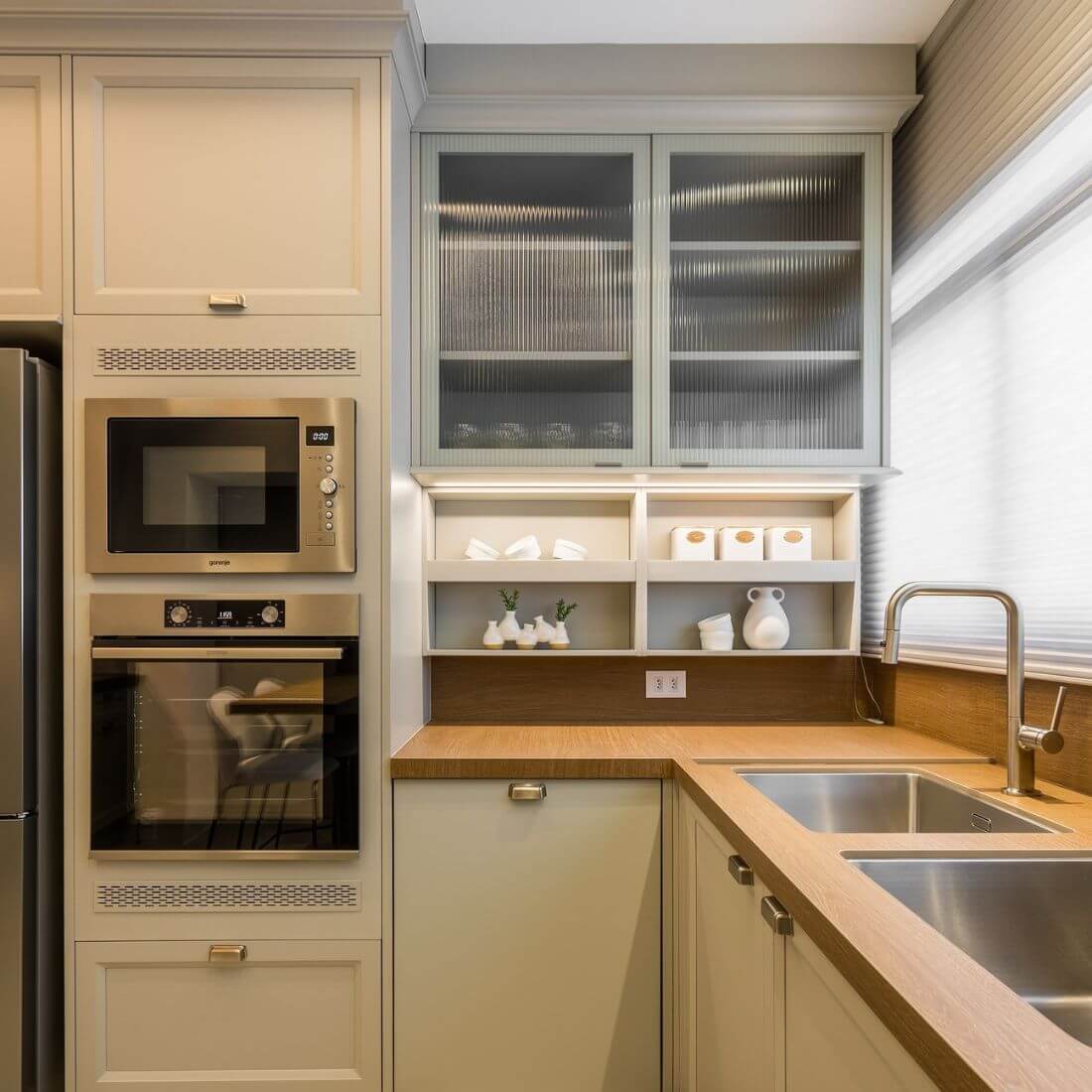 Forno Gorenje Combinado com Micro-ondas 32 Litros Inox 60cm em inox embutido com porta de vidro preto e painel digital na cozinha