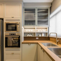 Forno Gorenje Combinado com Micro-ondas 32 Litros Inox 60cm em inox embutido com porta de vidro preto e painel digital na cozinha