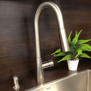 Misturador Monocomando Codda com Ducha Retrátil Aria Níquel Escovado instalado em cozinha moderna.