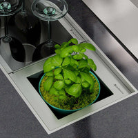 Imagem de um porta potes inox com ervas em um canal organizador, ideal para facilitar o acesso na cozinha.