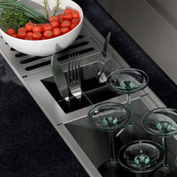 Porta Talheres Debacco Inox 15cm com utensílios organizados e bowl com tomates ao fundo.