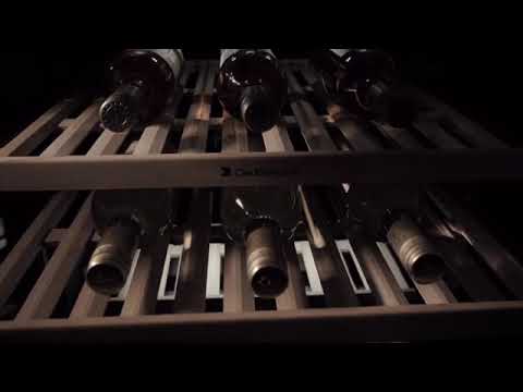 Adega de Vinhos Debacco 94 Garrafas Inox 60cm adega climatizada embutir com prateleiras de madeira e garrafas armazenadas