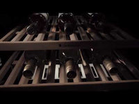 Adega de Vinhos Debacco 94 Garrafas Inox 60cm adega climatizada embutir com prateleiras de madeira e garrafas armazenadas